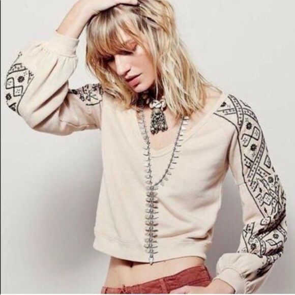 FREE PEOPLE Senorita Embroidered Puff Sleeve
V-Neck Sweatshirt NWOT Size Medium - Picture 1 of 10